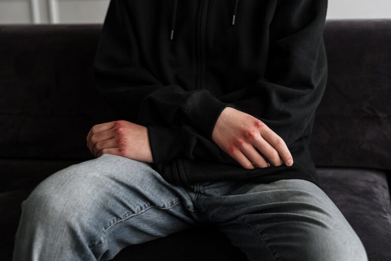 Odpowiedzialność nieletniego za naruszenie nietykalności i uszczerbek na zdrowiu – poradnik dla szkół i rodziców 